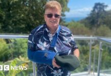 Army veteran dismissed for being gay gets apology and beret - BBC