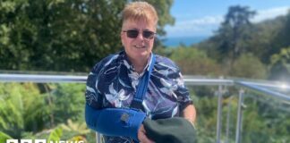 Army veteran dismissed for being gay gets apology and beret - BBC