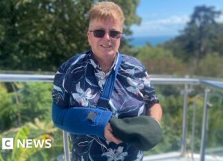 Army veteran dismissed for being gay gets apology and beret - BBC