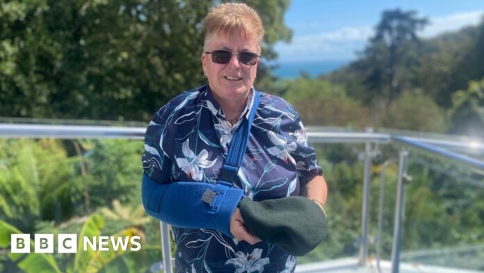 Army veteran dismissed for being gay gets apology and beret - BBC