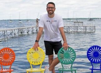 A gay staffer is part of the Wisconsin Badgers in March Madness – OutSports A gay staffer is part of the Wisconsin Badgers in March Madness - OutSports