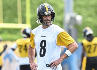 Aaron Rodgers might be authoring an all-time great sports story. Nobody seems to care - Yahoo Sports