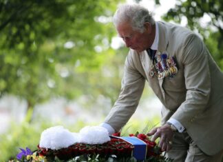 King Charles lays flowers at national memorial to LGBT armed forces veterans – The Guardian King Charles lays flowers at national memorial to LGBT armed forces veterans - The Guardian