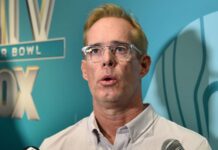 Raiders 'weren't happy' ESPN showed Tom Brady in their coaches' box, Joe Buck says - Yahoo Sports