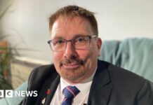 Gay naval veteran 'emotional' to be part of Remembrance parade - BBC