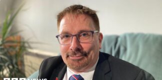 Gay naval veteran 'emotional' to be part of Remembrance parade - BBC