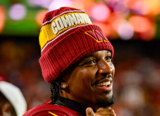 Jayden Daniels suffers arm injury with Commanders losing by 31 points in SNF blowout defeat vs. Seahawks - Yahoo Sports