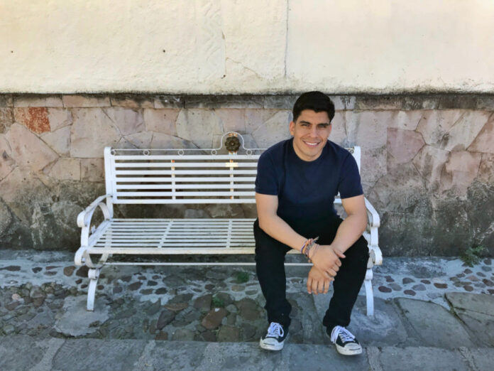 'De Pueblo, Católico y Gay': Queer Latino podcast fights LGBTQ stigma - USA Today