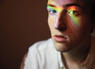 Steep systemic barriers block gay and bisexual men from affirming mental health care - Medical Xpress